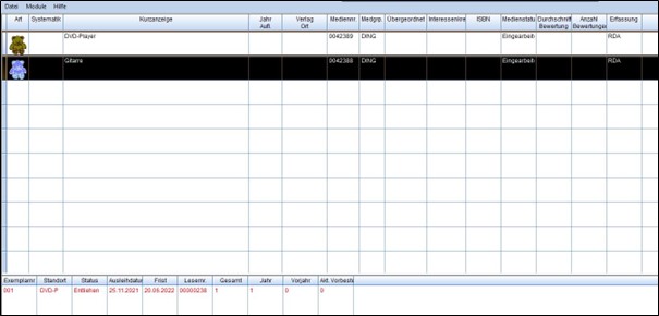 Die Tabellarische Ansicht listet zwei Medienobjekte, &bdquo;DVD-Player&ldquo; und &bdquo;Gitarre&ldquo;, beide der Mediengruppe &bdquo;DING&ldquo; zugeordnet und mit Status &bdquo;Eingearbeitet&ldquo;, sowie Ausleihdetails f&uuml;r den DVD-Player mit Ausleih- und R&uuml;ckgabedatum.