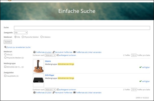 Suchergebnisseite zeigt unter der Mediengruppe &bdquo;Bibliothek der Dinge&ldquo; zwei verf&uuml;gbare Eintr&auml;ge mit Bildern: eine Gitarre und einen DVD-Player, jeweils mit Verf&uuml;gbarkeitsanzeige in Gr&uuml;n.