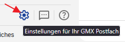 Alt-Text: Symbolleiste einer Weboberfläche mit einem hervorgehobenen Zahnrad-Symbol, auf das ein roter Pfeil zeigt. Ein Tooltip über dem Symbol zeigt den Text „Einstellungen für Ihr GMX Postfach“, daneben sind ein Sprechblasen- und ein Fragezeichen-Symbol sichtbar.